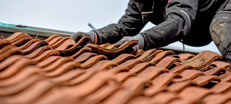 artisan couvreur sur toit
